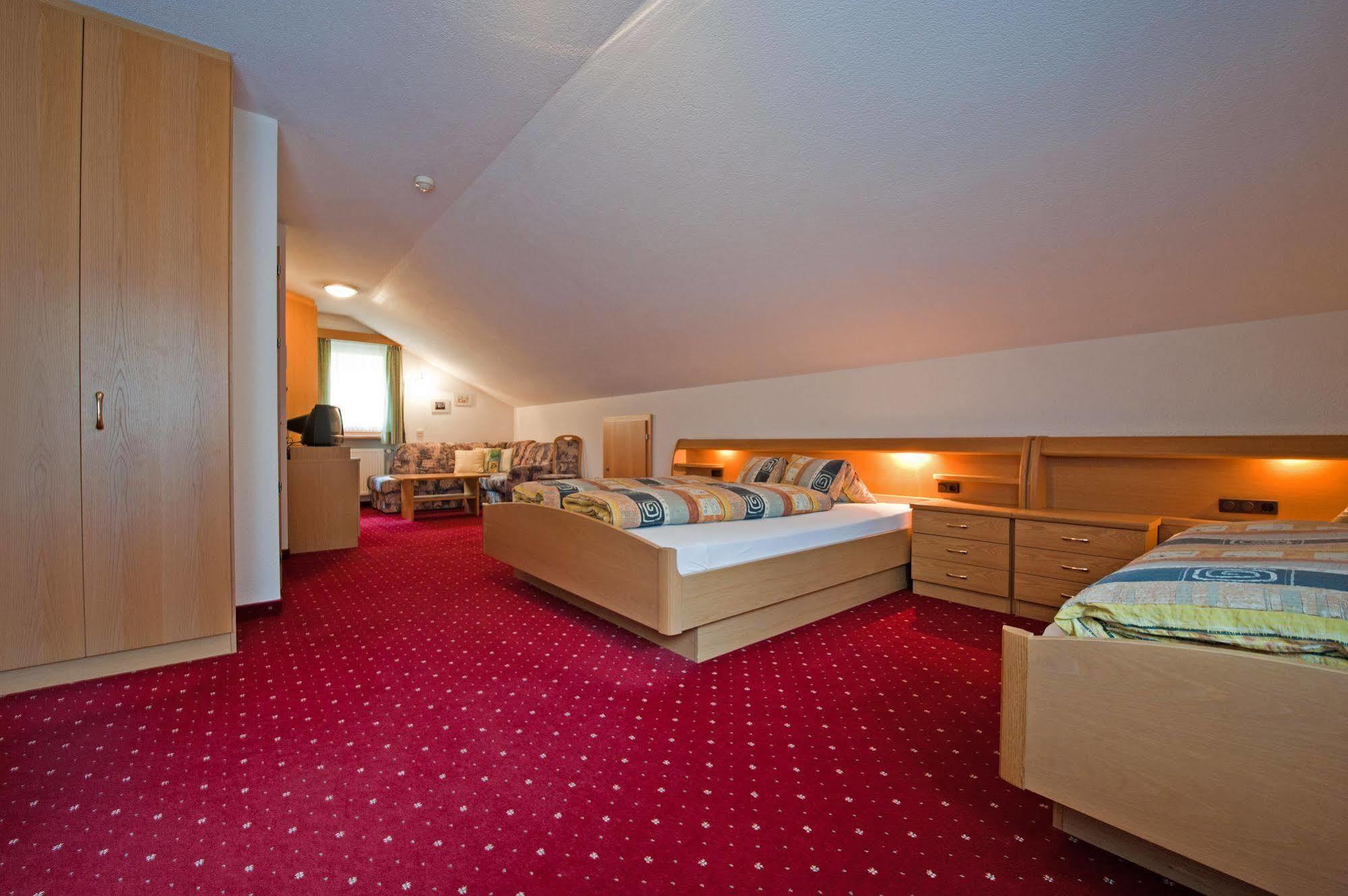 Hotel Sonja Cadipietra Exteriör bild
